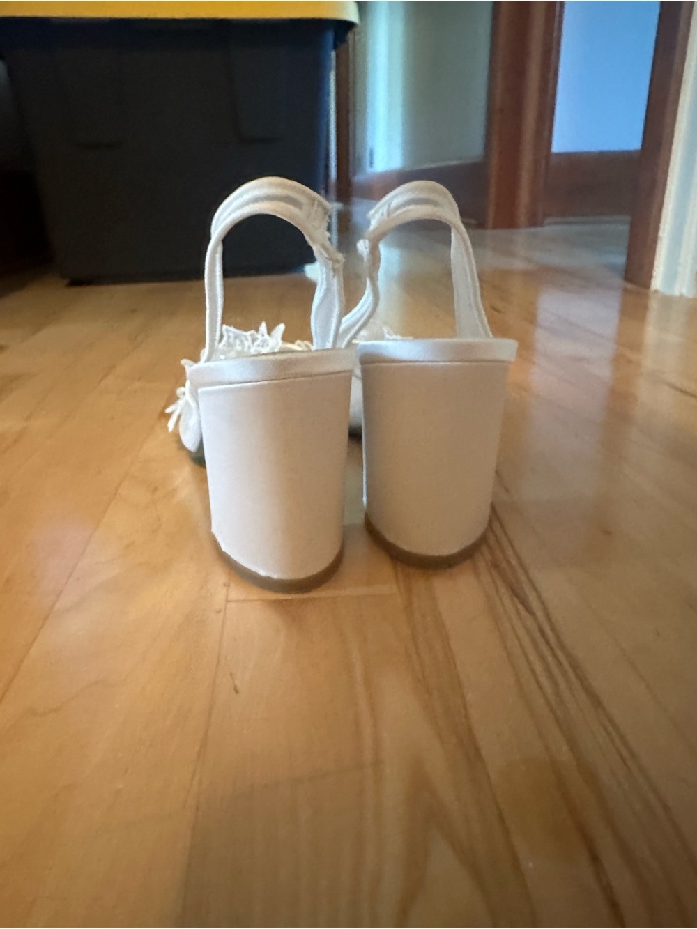 Betsey Johnson Petra heels in ivory  3” sling back size 7 - Picture 3 of 8